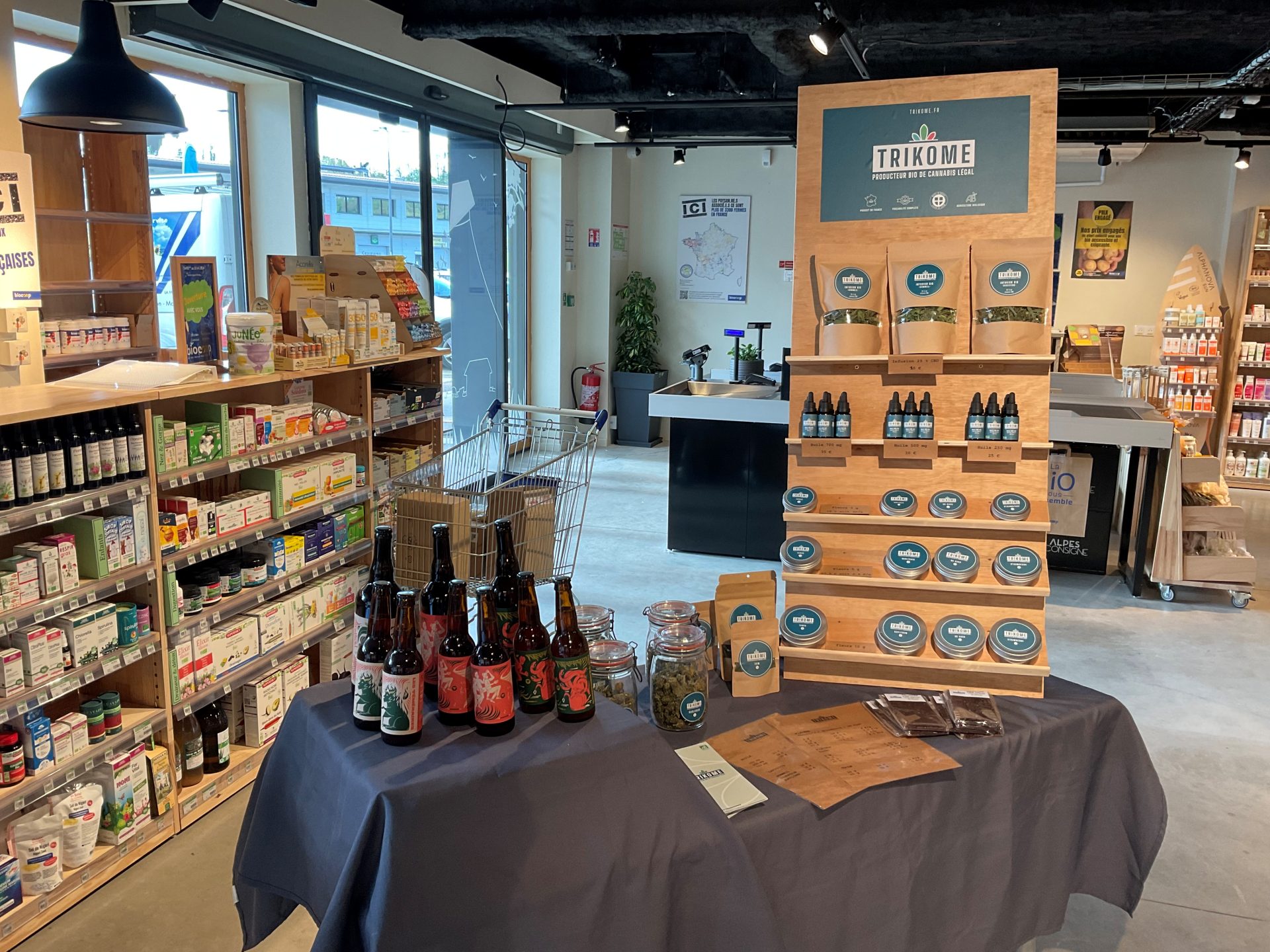 Pr&eacute;sentation des produits CBD Trikome soigneusement dispos&eacute;s dans un magasin partenaire en Savoie, mettant en avant une gamme locale et artisanale de haute qualit&eacute;.